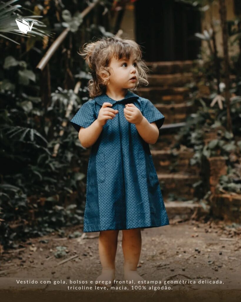 Vestido de pregas em tencel/jeans com enfeite na gola