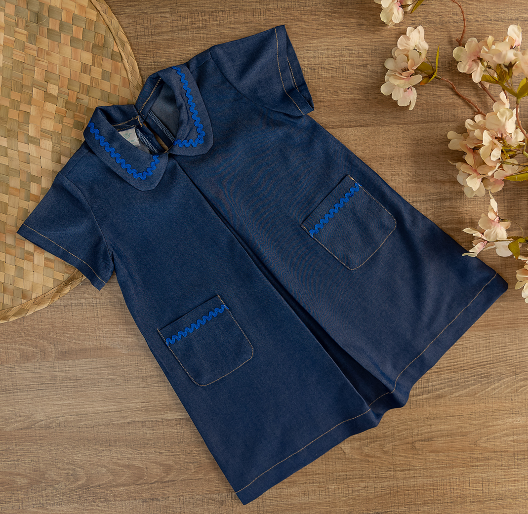 Vestido de pregas em tencel/jeans com enfeite na gola