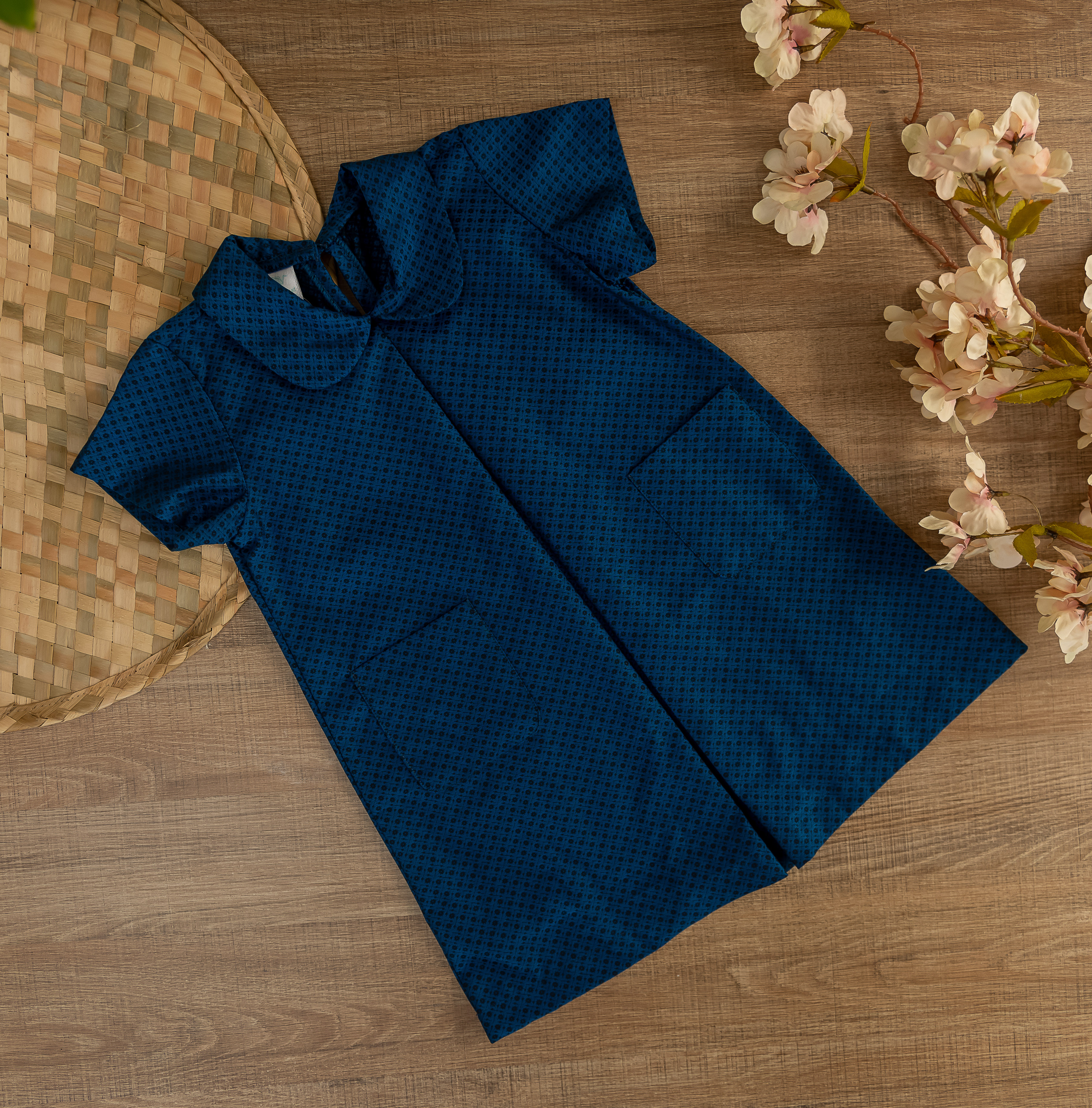 Vestido de pregas em tencel/jeans com enfeite na gola