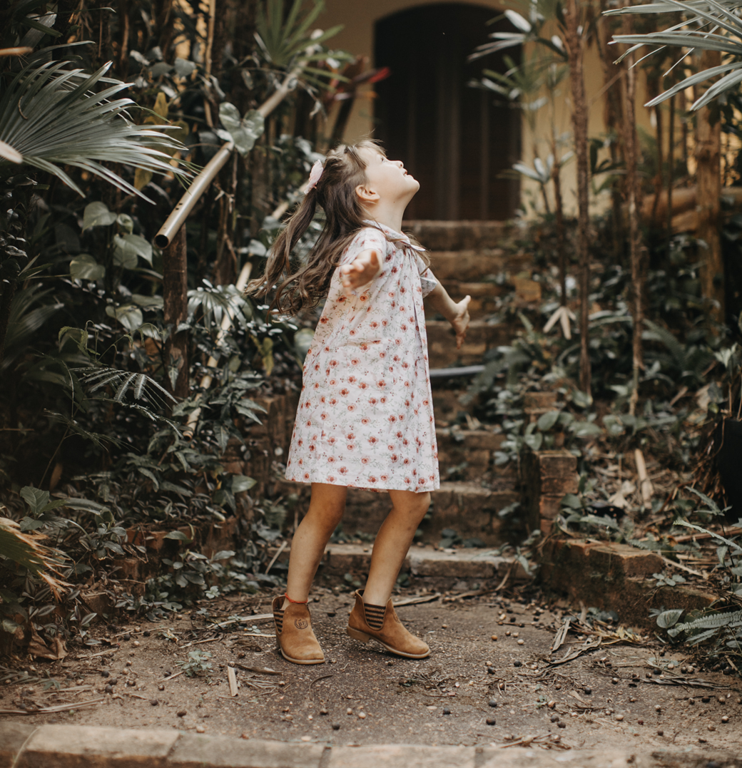 Vestido de pregas em tencel/jeans com enfeite na gola