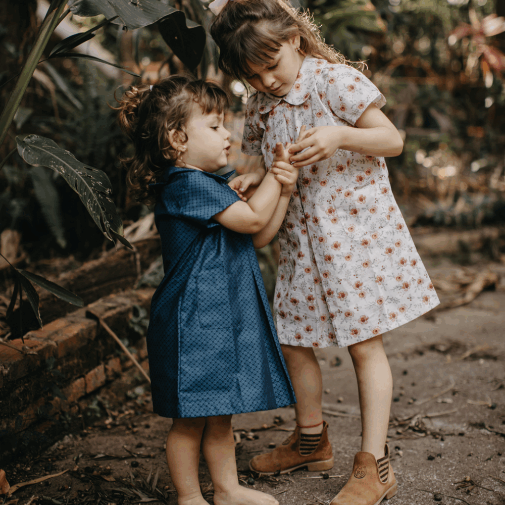 Vestido de pregas em tencel/jeans com enfeite na gola