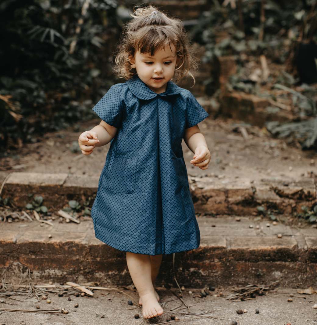 Vestido de pregas em tencel/jeans com enfeite na gola