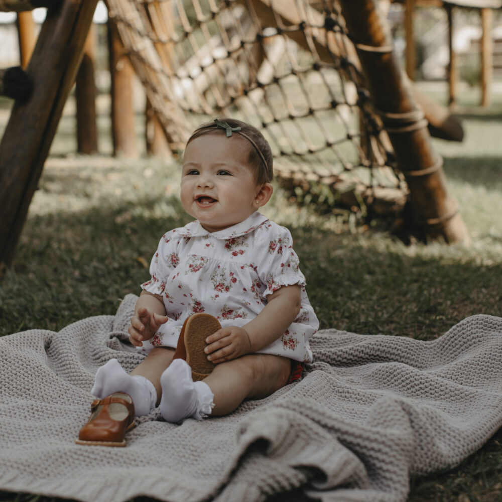 A) Vestido estampado com calcinha de babadinhos em tricoline 100% algodão